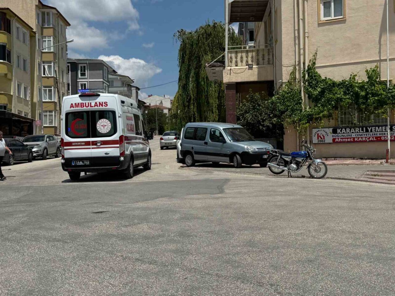 Bilecik’te kontrolden çıkan motosiklet devrilirken, sürücüsü yaralandı. Alınan bilgilere göre;