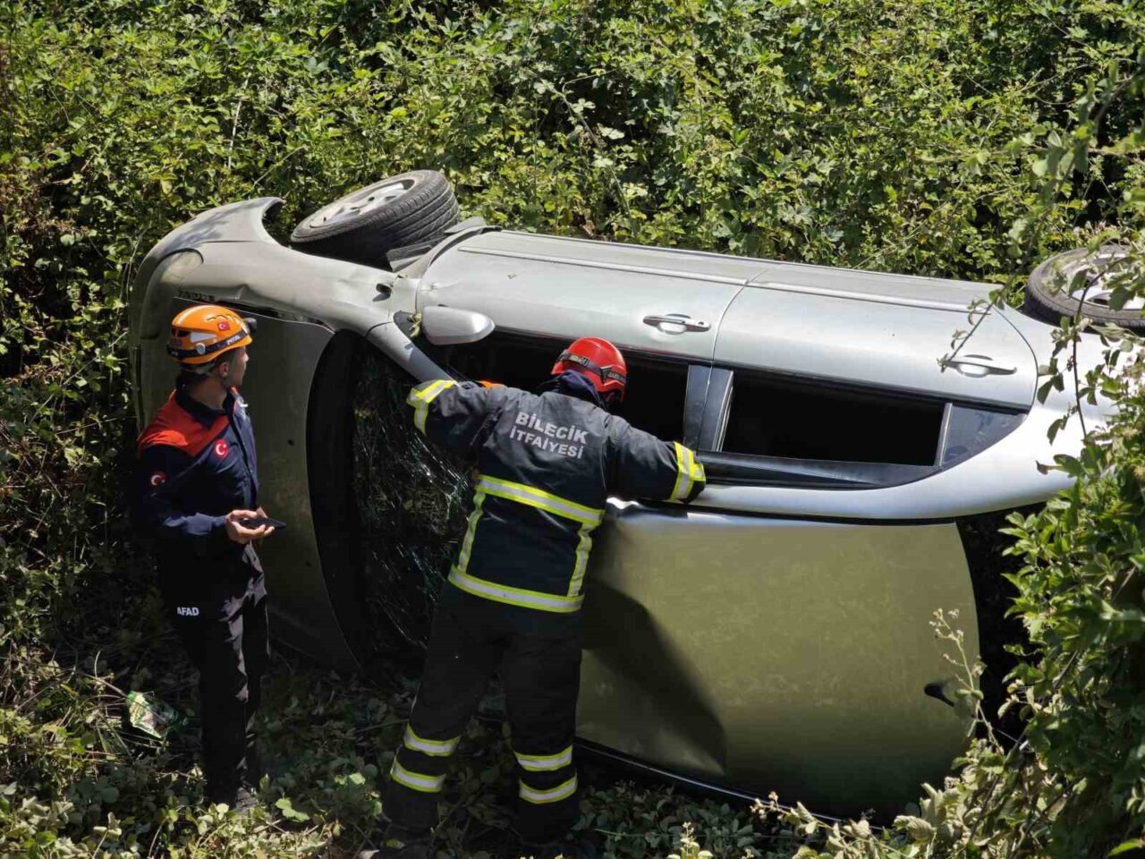 Bilecik’te seyir halinde kontrolden çıkan otomobilin dere yatağına yuvarlanması sonucu