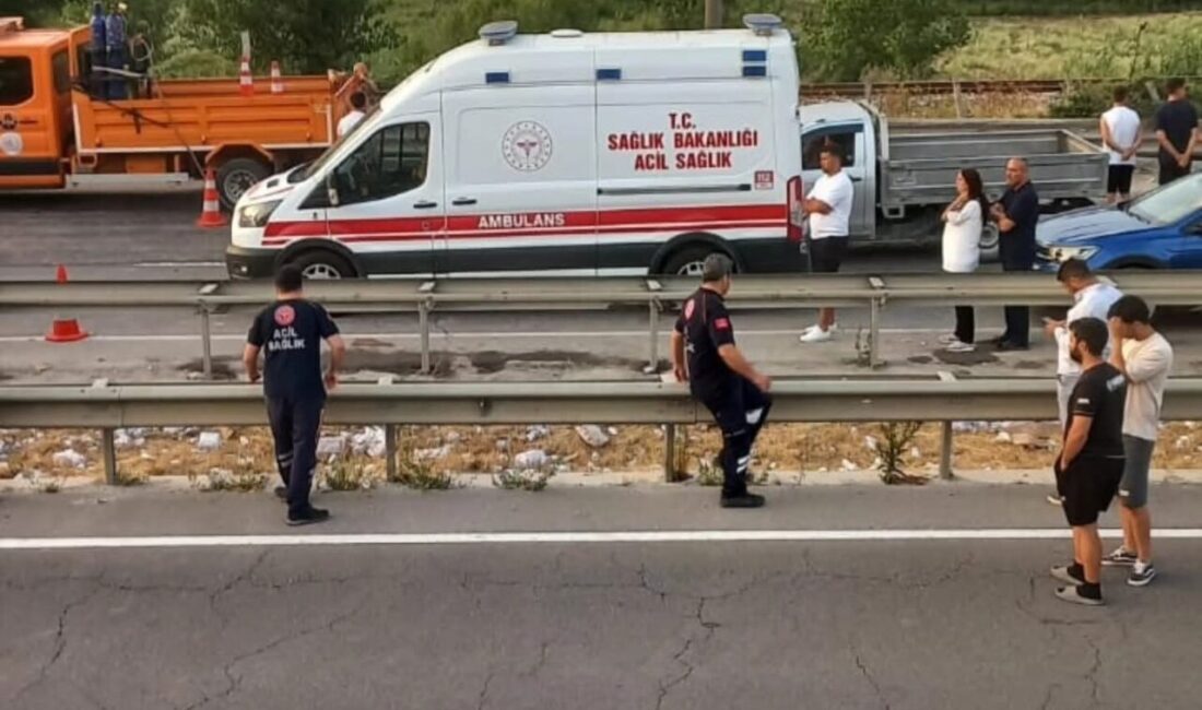 Bilecik’te kontrolden çıkan tırın devrilmesi sonucunda meydana gelen trafik kazasında