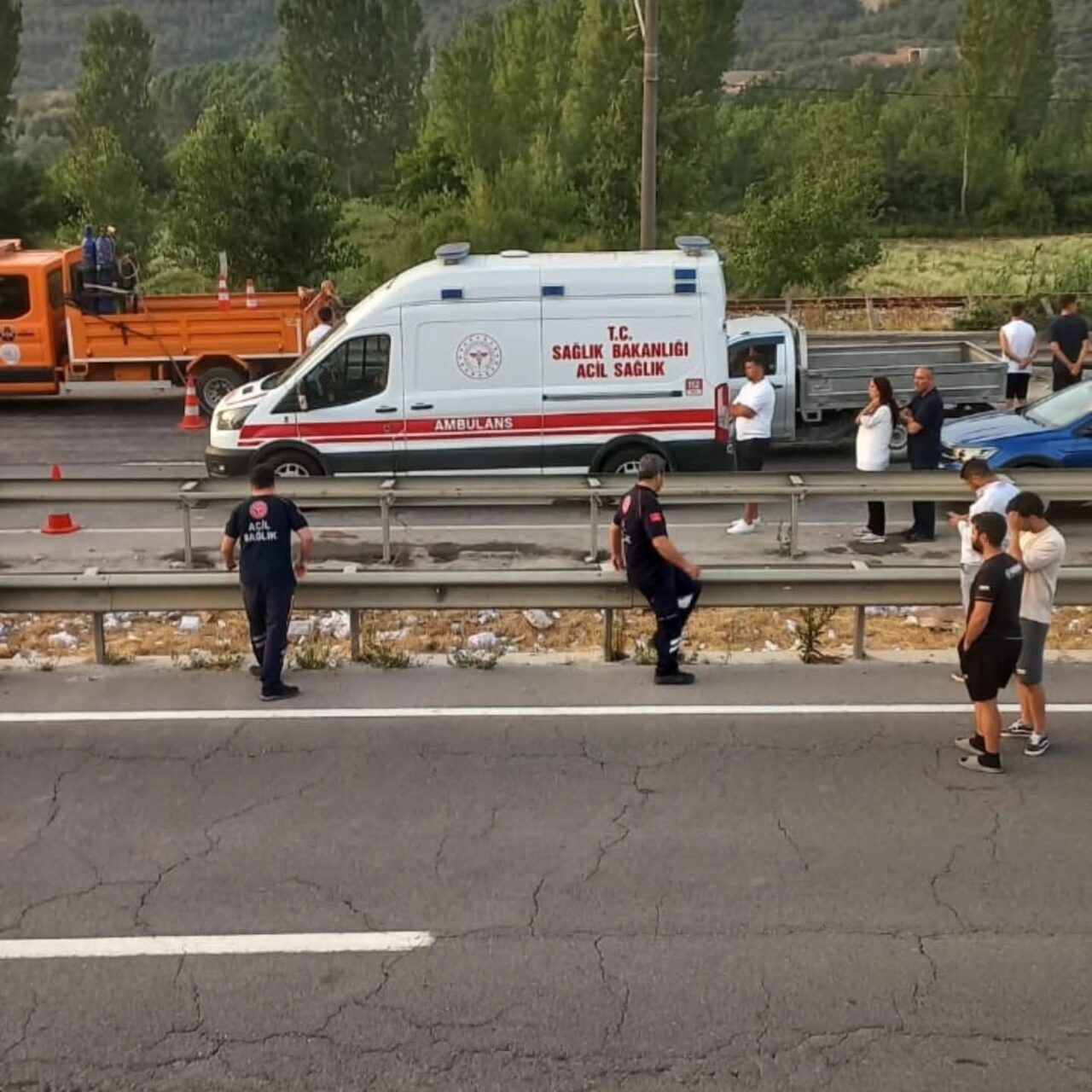 Bilecik’te kontrolden çıkan tırın devrilmesi sonucunda meydana gelen trafik kazasında
