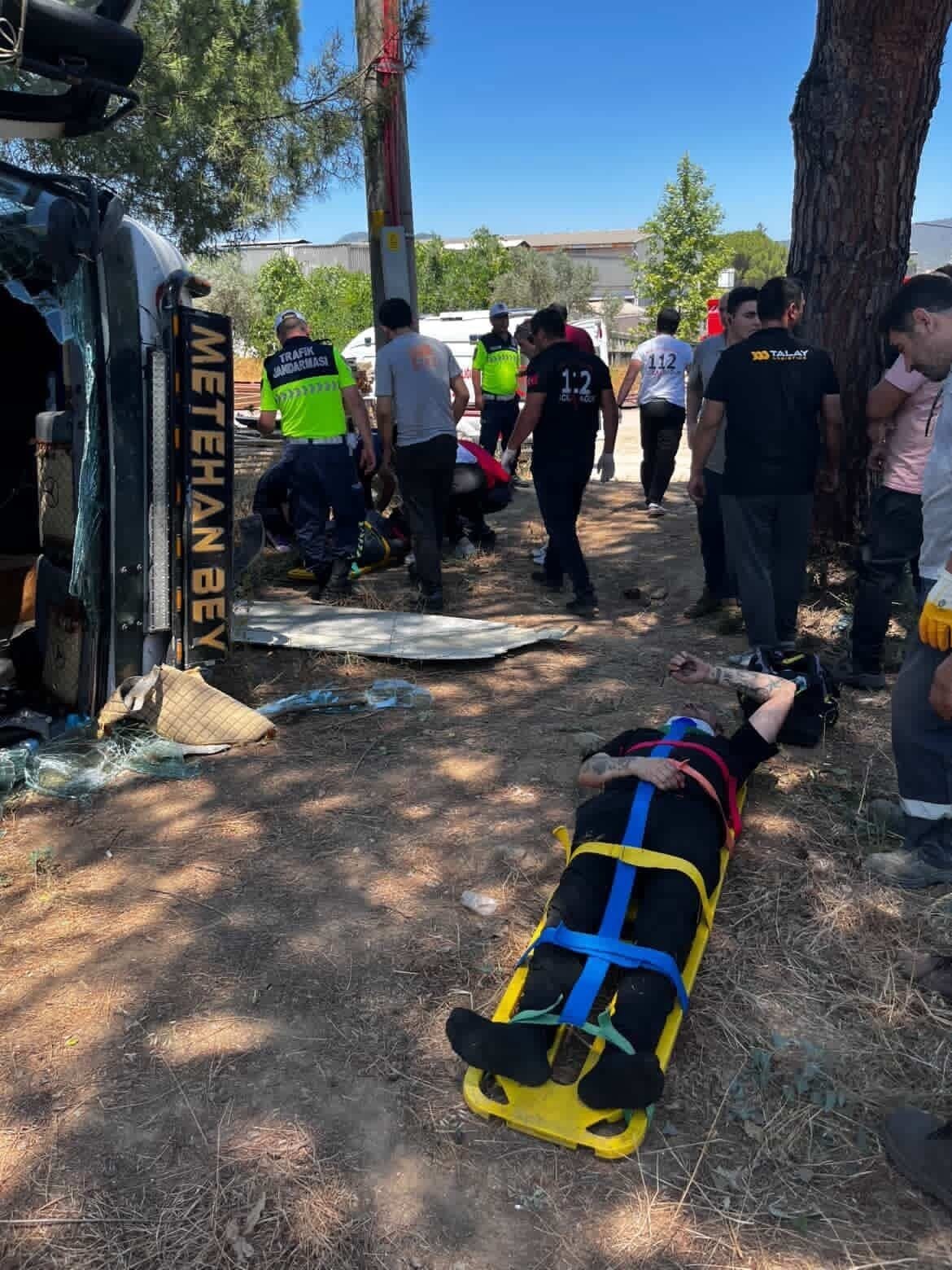 Bilecik’te kontrolden çıkan tırın fabrika bahçesine devrilmesi sonucu meydana gelen