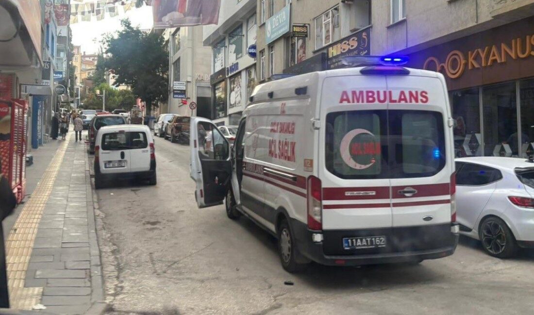 Bilecik’te seyir halindeki motosiklet sürücüsü, önüne aniden çıkan otomobile çarpmamak