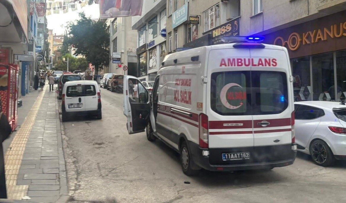 Bilecik’te seyir halindeki motosiklet sürücüsü, önüne aniden çıkan otomobile çarpmamak