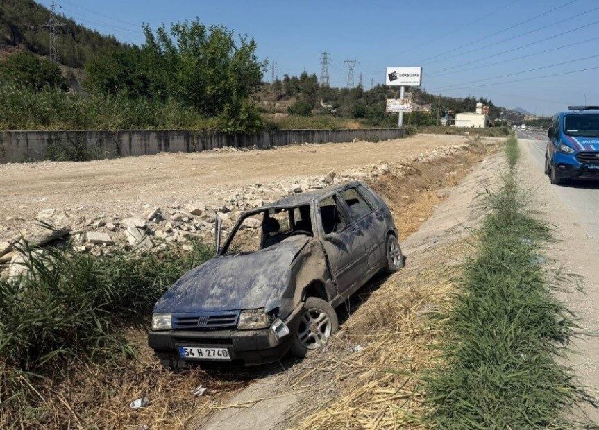 Bilecik’te seyir halinde kontrolden çıkan otomobil su kanalına uçarken, meydana