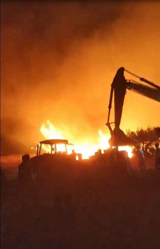 Sakarya’da çıkan ve Bilecik’e sıçrayan orman yangını sonrası alevler arasında