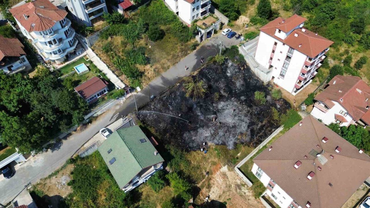 Düzce’de binaların arasındaki boş arazide çıkan yangın, itfaiye ekiplerinin hızlı
