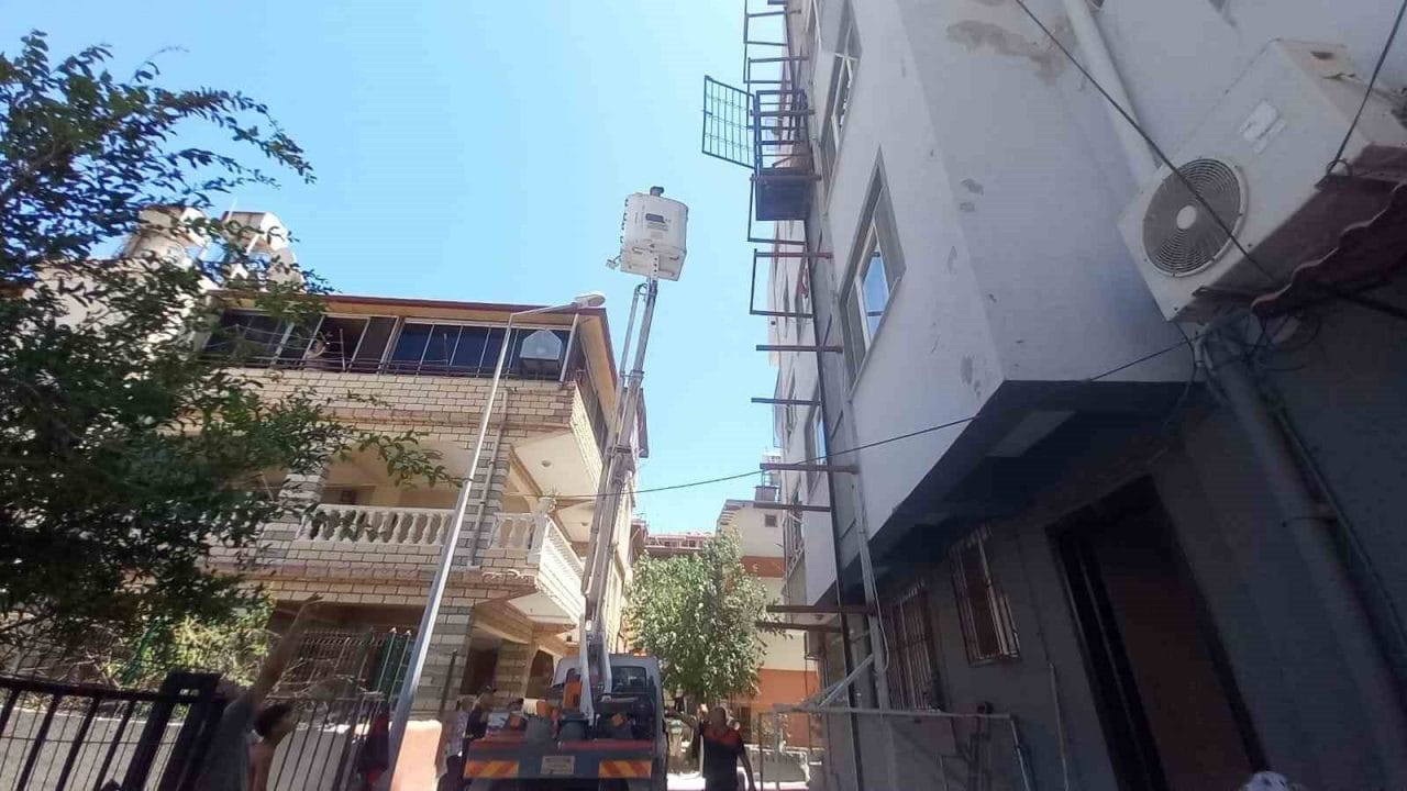 Hatay’ın Samandağ ilçesinde bir binanın dış cephesindeki asansörde mahsur kalan