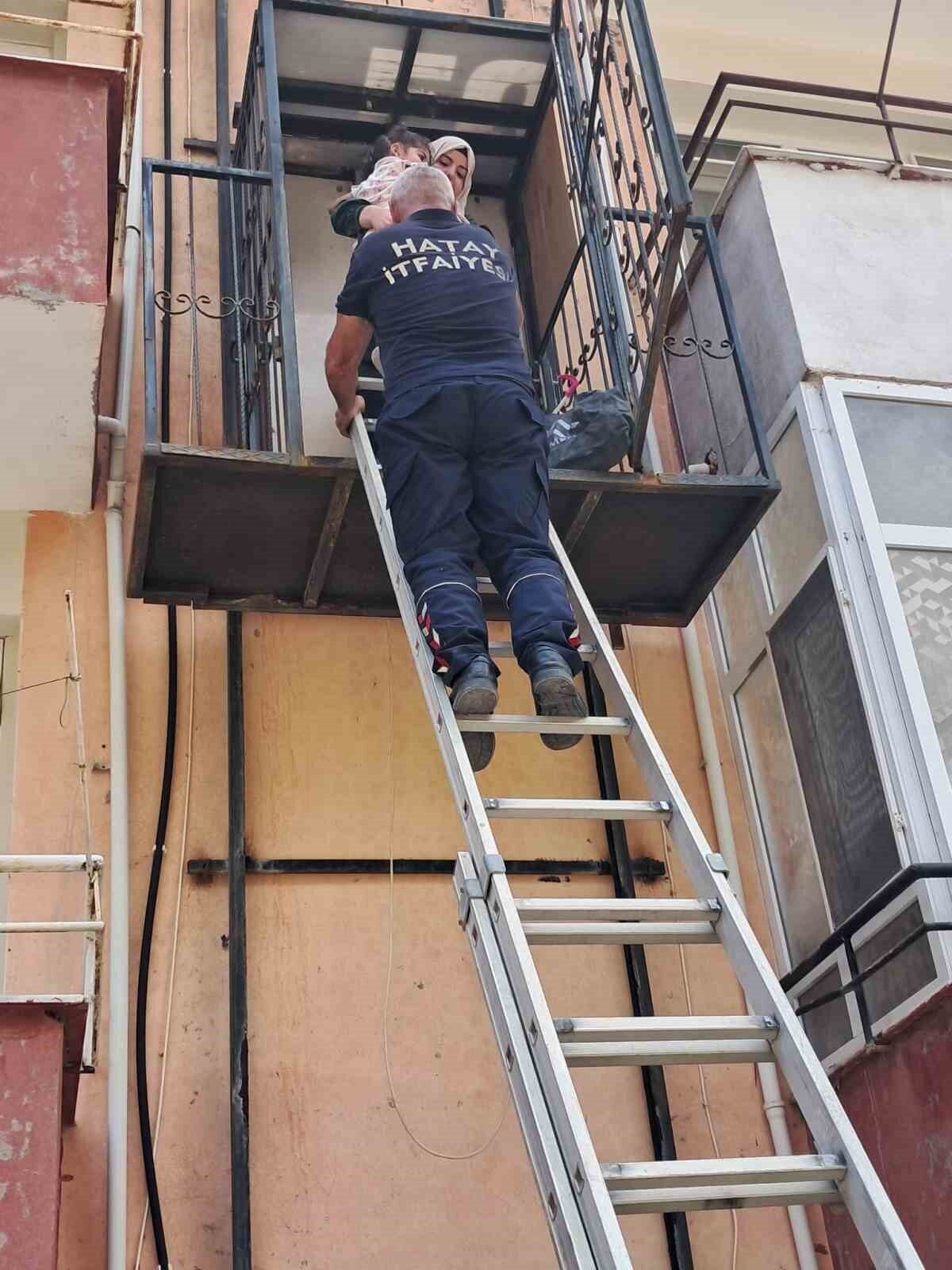 Hatay’ın Samandağ ilçesinde bir binanın dış cephesindeki asansörde mahsur kalan
