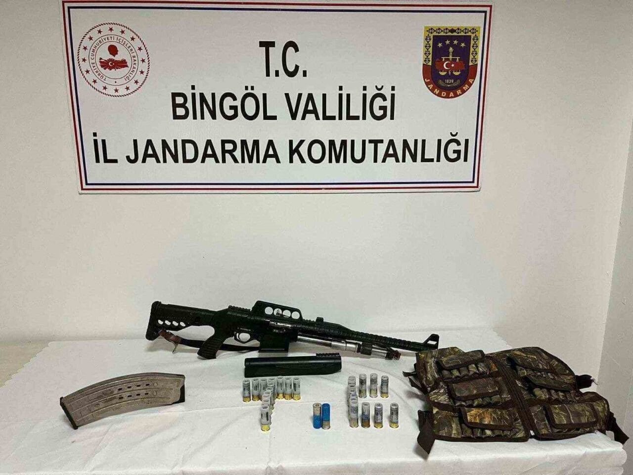 Bingöl’de jandarma tarafından yapılan çalışmada 2 adet tüfek ele geçirildi.
