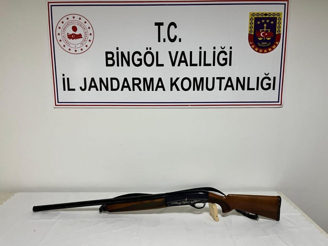 Bingöl’de jandarma ekipleri tarafından yapılan çalışmada, 4 adet ruhsatsız silah