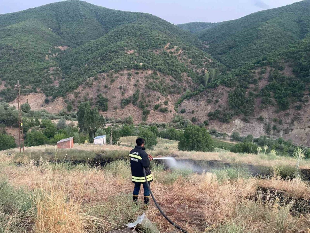 Bingöl’de çıkan örtü yangını ekiplerin müdahalesiyle söndürüldü. Edinilen bilgiye göre,