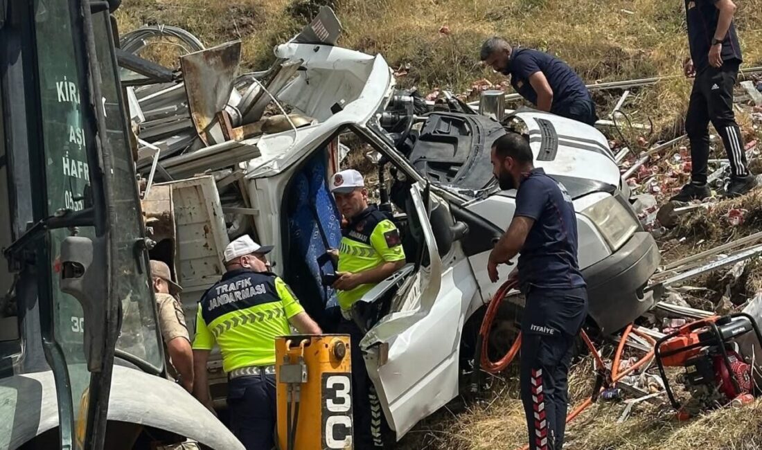 Bingöl’de hurda yüklü pikabın devrilmesi sonucu meydana gelen kazada, sürücü