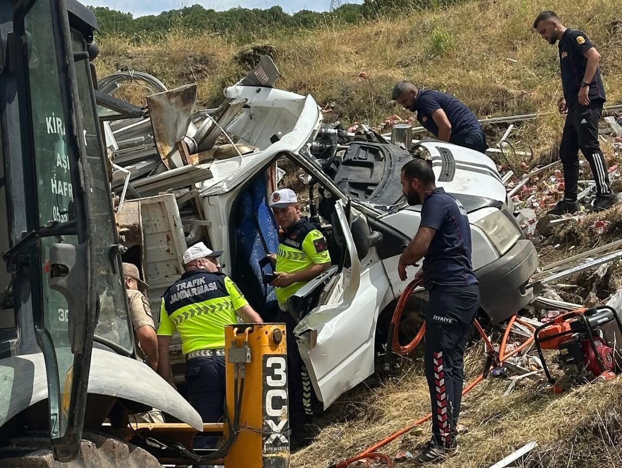 Bingöl’de hurda yüklü pikabın devrilmesi sonucu meydana gelen kazada, sürücü