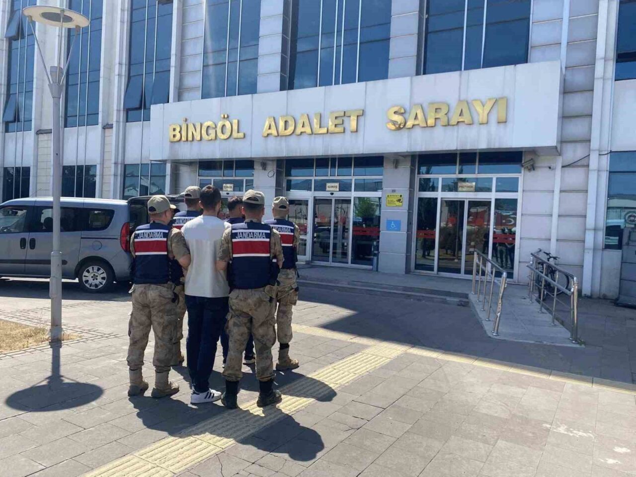 Bingöl’de jandarma ekipleri tarafından yapılan çalışmada kesinleşmiş hapis cezası bulunan