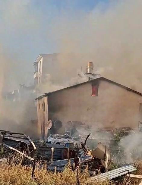 Bingöl’de bir binadaki çatı yangını, itfaiye ekiplerince söndürüldü. İnanlı Mahallesi’ndeki