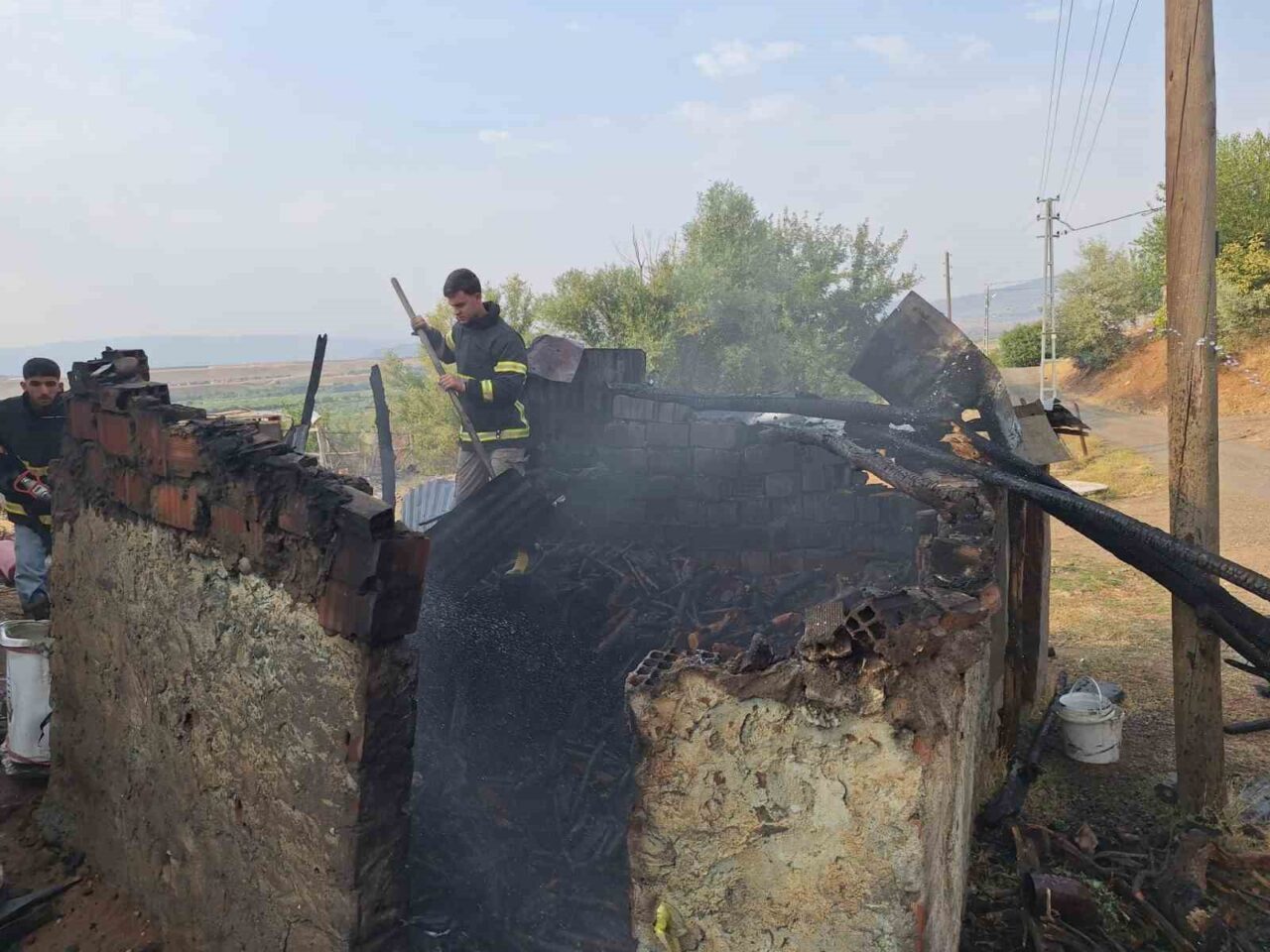 Bingöl’ün Genç ilçesinde çıkan odunluk yangını, eve sıçramadan ekipler tarafından