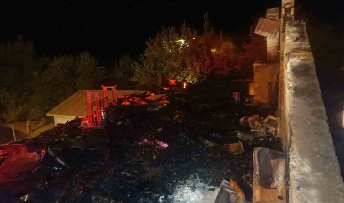 Bingöl’de çıkan çatı yangını ekiplerin müdahalesi ile kontrol altına alınarak