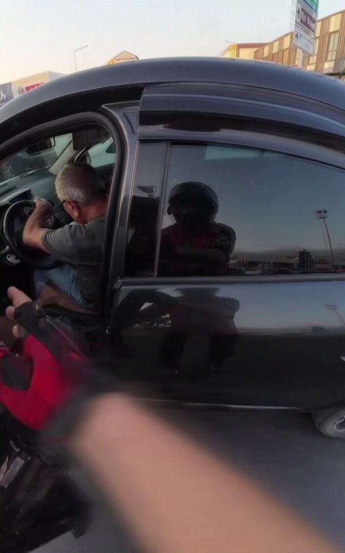 Sakarya’nın Adapazarı ilçesinde otomobilinde rahatsızlanan sürücü bir anda kavşağın ortasında