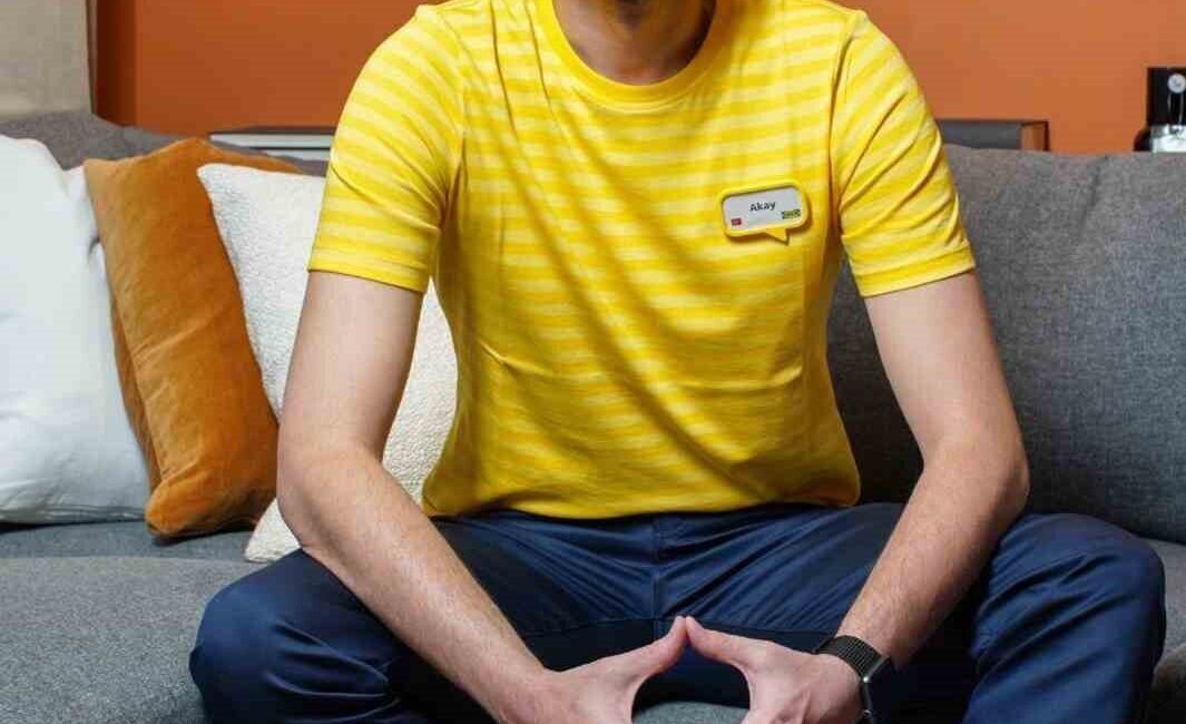 Yaşar Üniversitesi’nden mezun olduktan sonra IKEA’da başarılı bir kariyer yapan