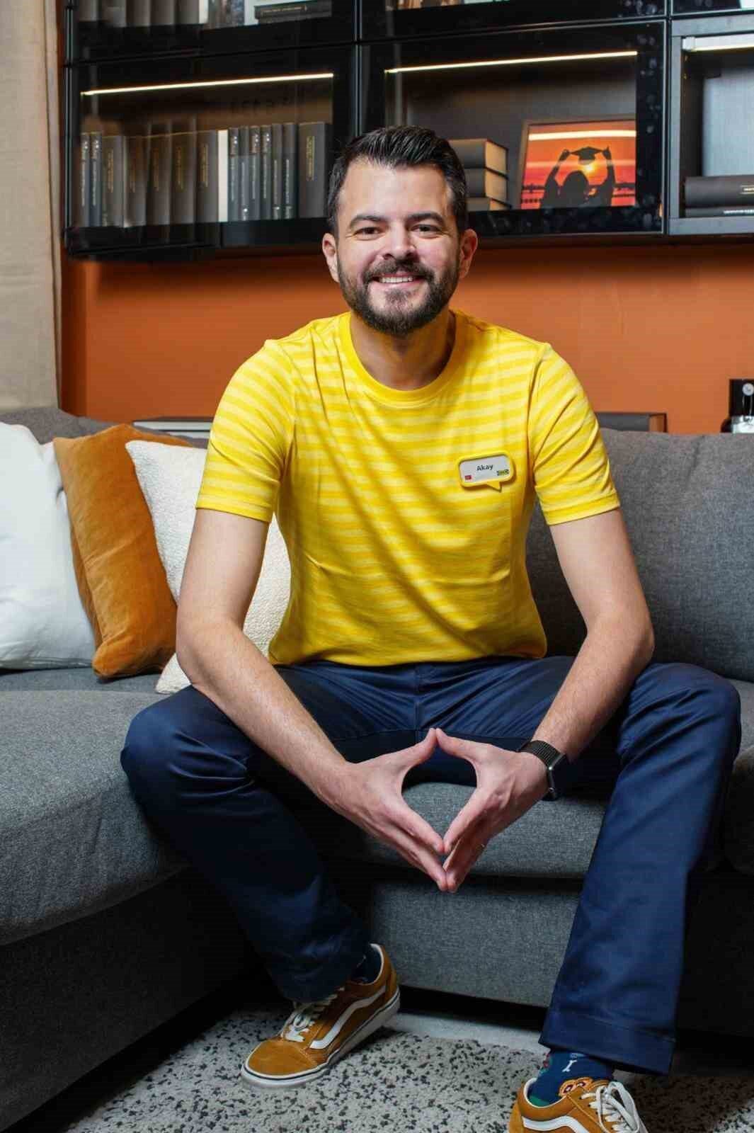 Yaşar Üniversitesi’nden mezun olduktan sonra IKEA’da başarılı bir kariyer yapan
