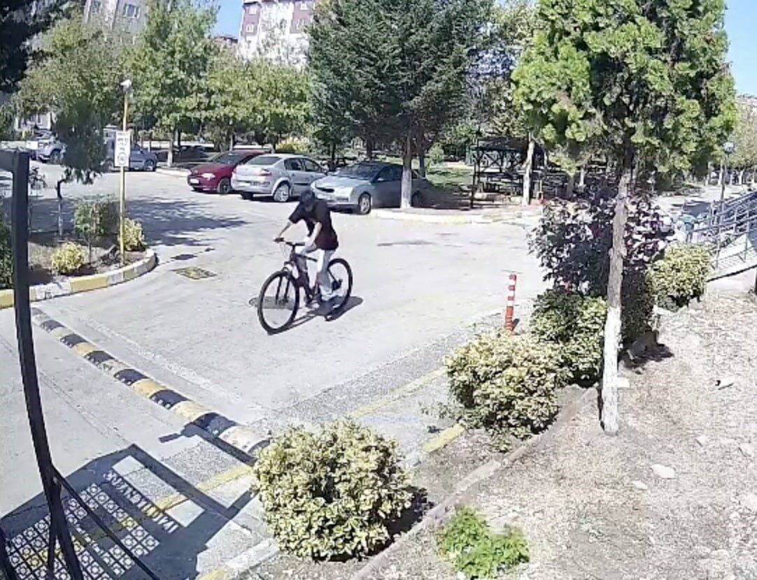 Tekirdağ’ın Kapaklı ilçesinde bir sitenin bahçesindeki bisikleti alarak kaçan şahıs