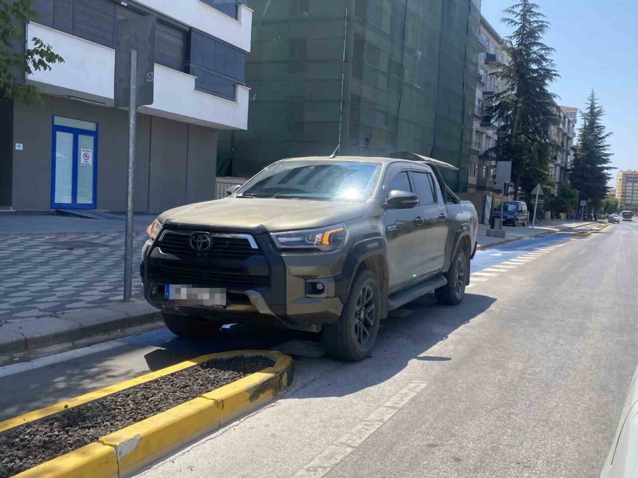 Eskişehir Büyükşehir Belediyesi tarafından yapılan bisiklet yolları nedeniyle park yeri