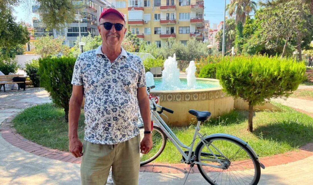 Antalya’nın Alanya ilçesinde yaşayan Nail Çetin, yeni aldığı bisikletiyle şarkı