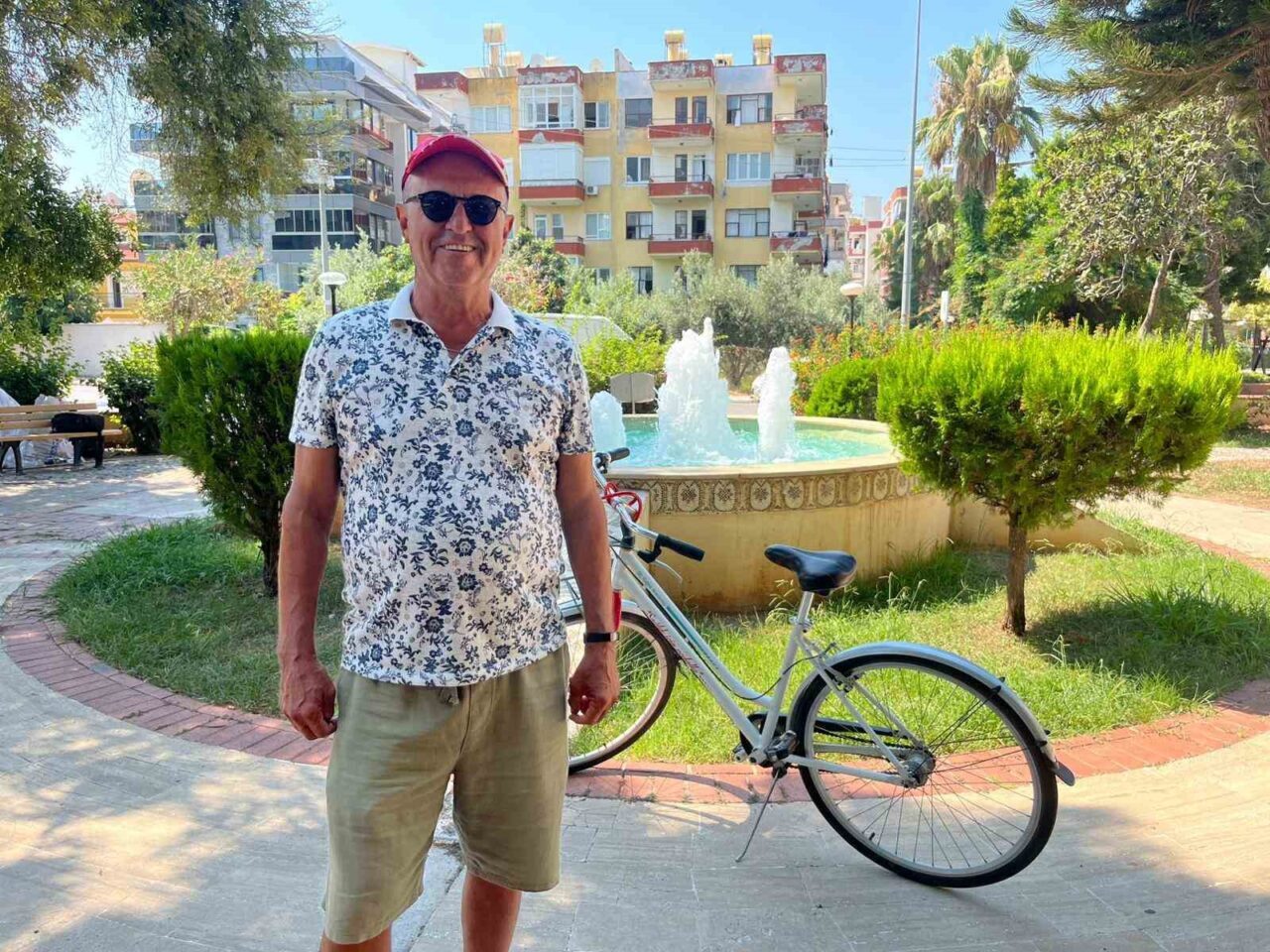 Antalya’nın Alanya ilçesinde yaşayan Nail Çetin, yeni aldığı bisikletiyle şarkı