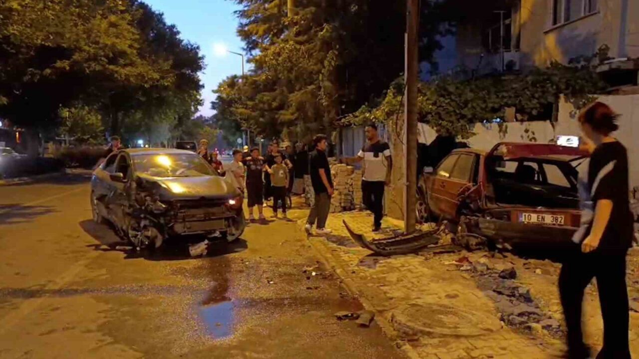 Konya’da caddede seyir halinde olan otomobil, sokaktan yola çıkan bisikletli