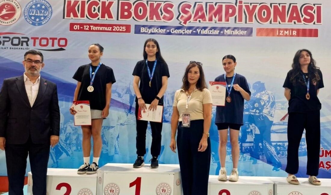 Bitlisli sporcular, İzmir’de düzenlenen Türkiye Kickboks Şampiyonası’nda büyük başarılara imza