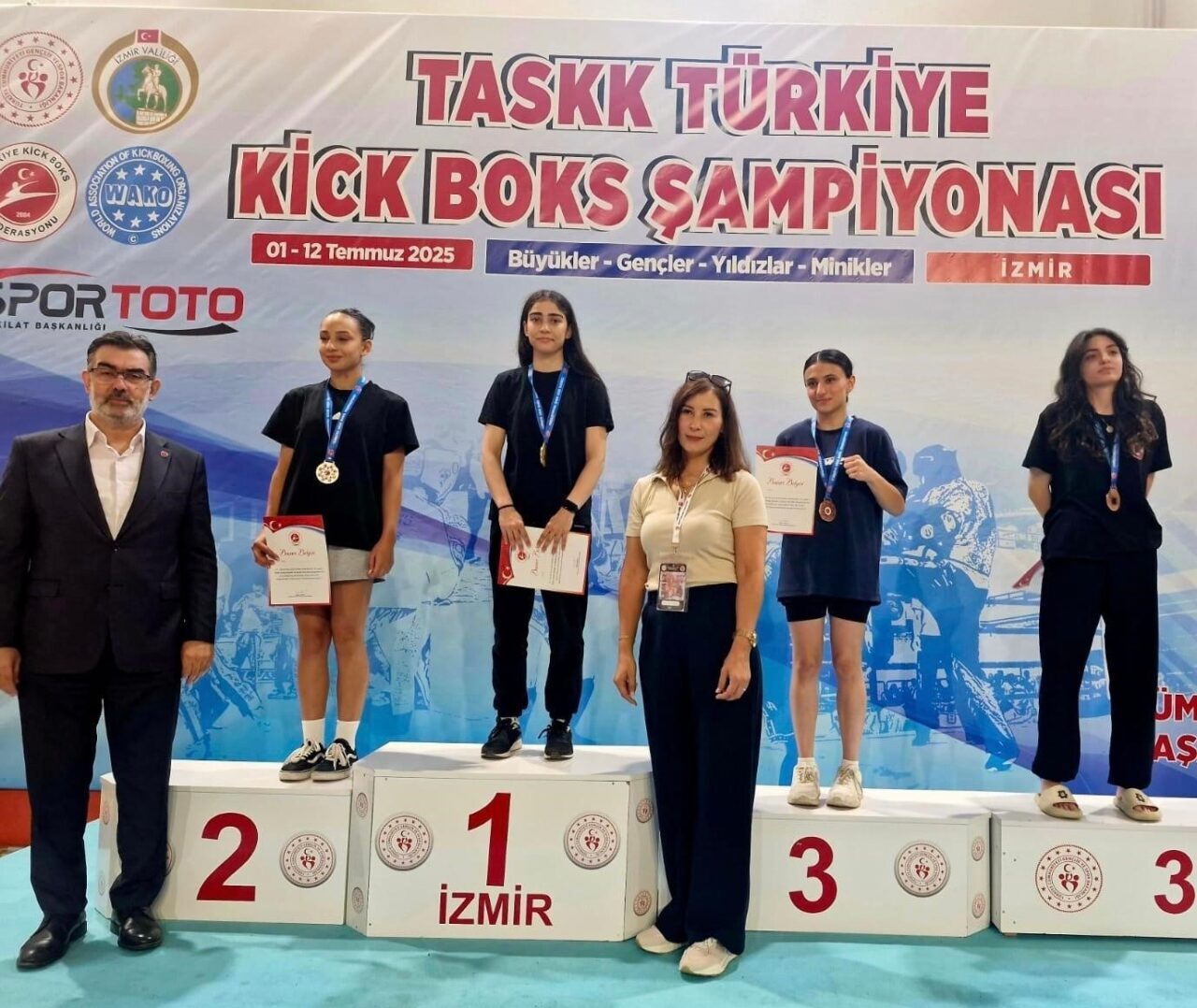 Bitlisli sporcular, İzmir’de düzenlenen Türkiye Kickboks Şampiyonası’nda büyük başarılara imza