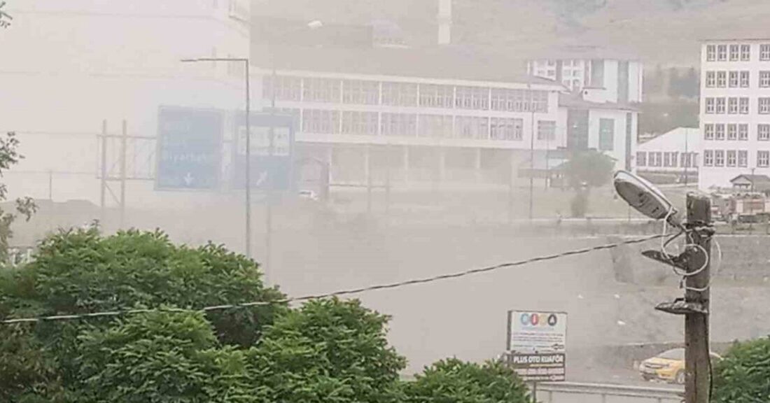 Bitlis’in yol yapım çalışması esnasında iş makinesinin doğal gaz borusuna