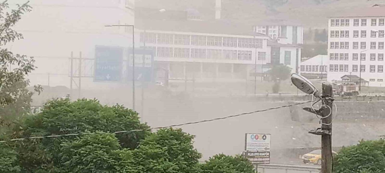 Bitlis’in yol yapım çalışması esnasında iş makinesinin doğal gaz borusuna