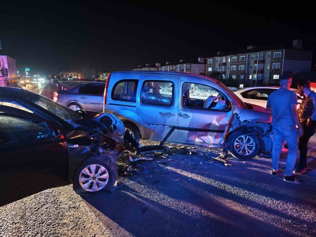 Bitlis’te meydana gelen trafik kazasında 6’sı çocuk 14 kişi yaralandı.