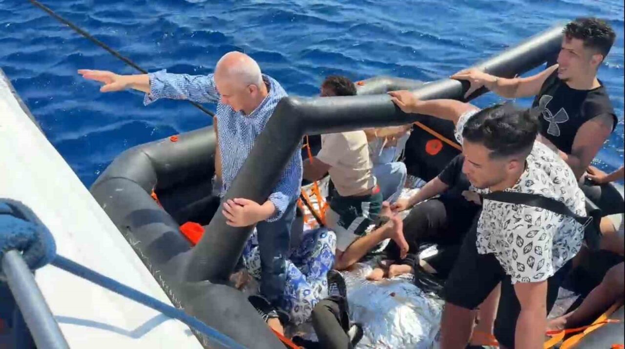 Muğla’nın Bodrum ilçesi açıklarında 13 düzensiz göçmen kurtarıldı. Bodrum açıklarında