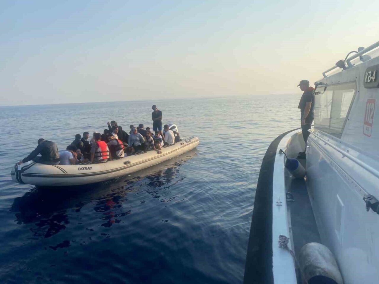 Muğla’nın Bodrum ilçesi açıklarında 17’si çocuk 37 düzensiz göçmen kurtarıldı.