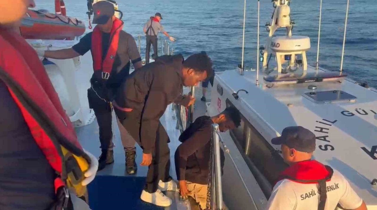 Muğla’nın Bodrum ilçesi açıklarında 19 düzensiz göçmen yakalandı. Bodrum’da görevli