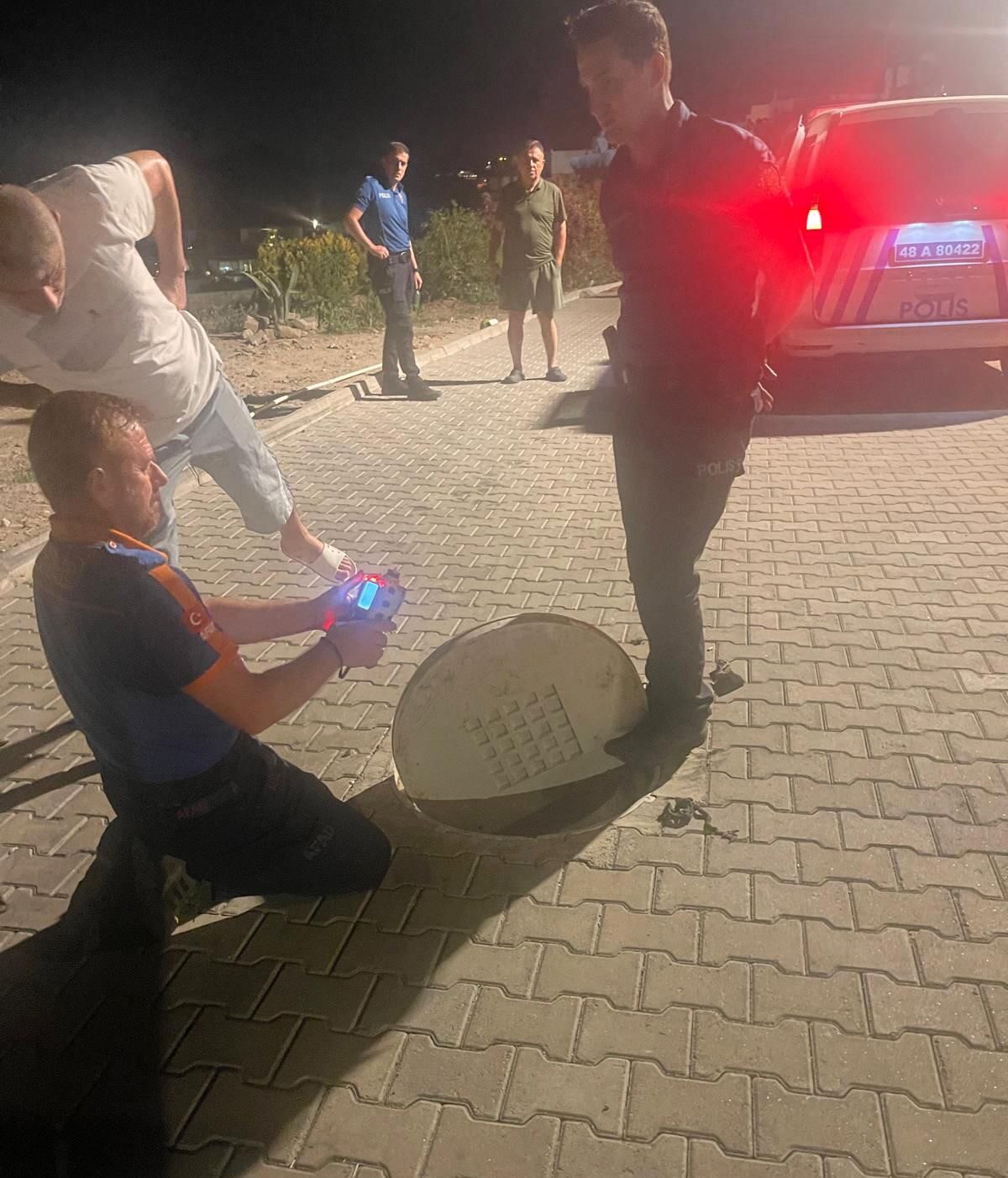 Muğla’nın Bodrum ilçesinde kanalizasyon hattına temizlik için giren iki işçi,