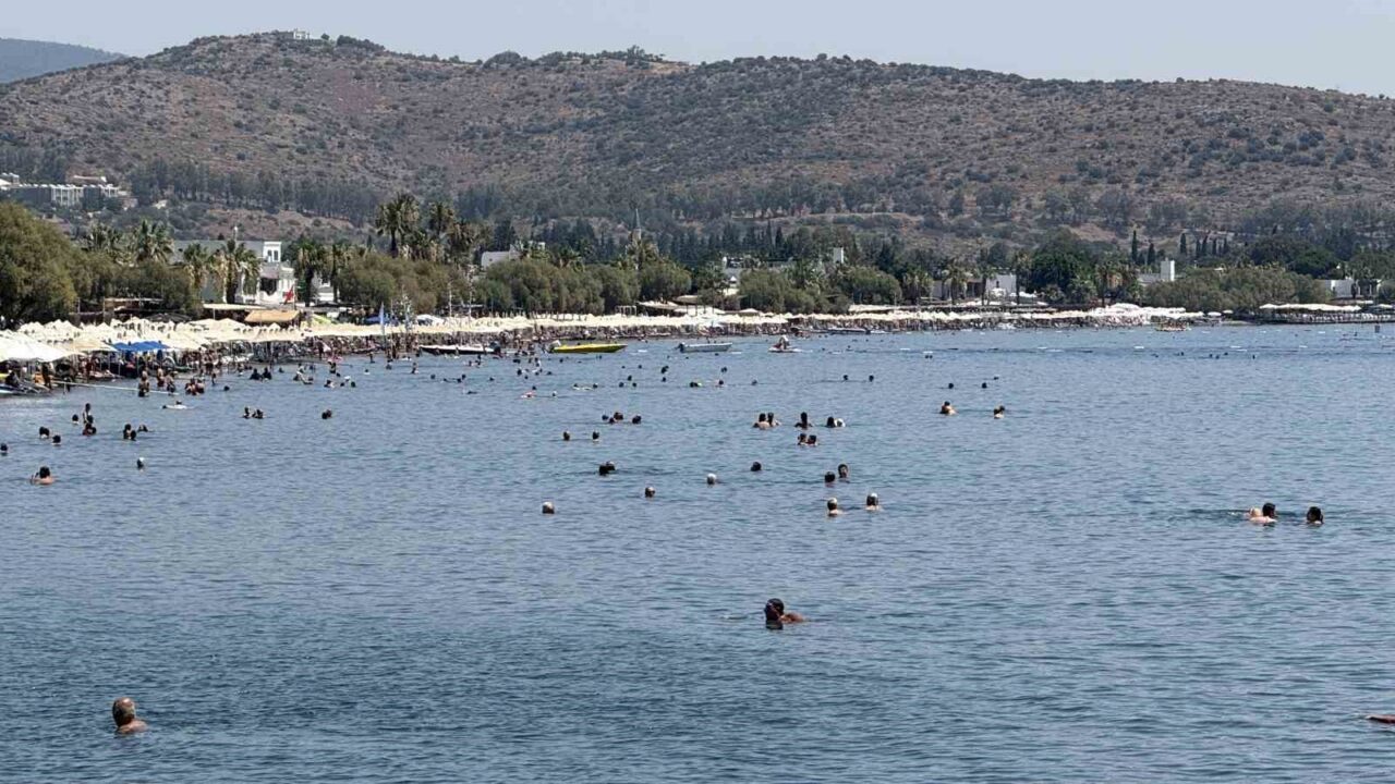 Bodrum’da yaz sıcakları etkisini artırdı. Termometreler 38 dereceyi gösterirken, yüzde