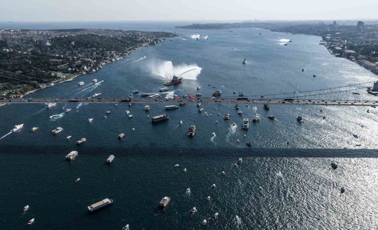 15 Temmuz Demokrasi ve Milli Birlik Günü nedeniyle İstanbul Boğazı’ndan