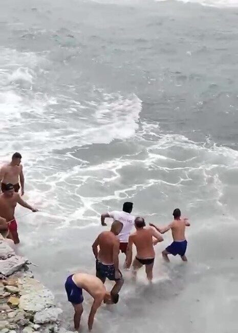 Antalya’da denizde boğulma tehlikesi geçiren genç için vatandaşlar seferber oldu.