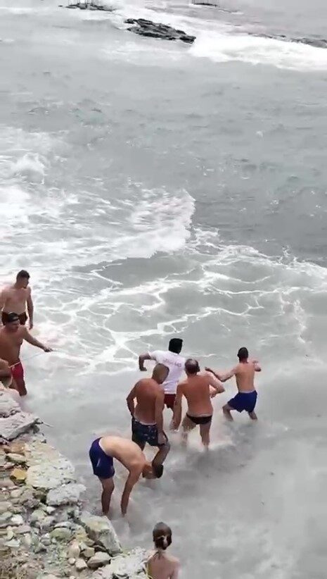 Antalya’da denizde boğulma tehlikesi geçiren genç için vatandaşlar seferber oldu.