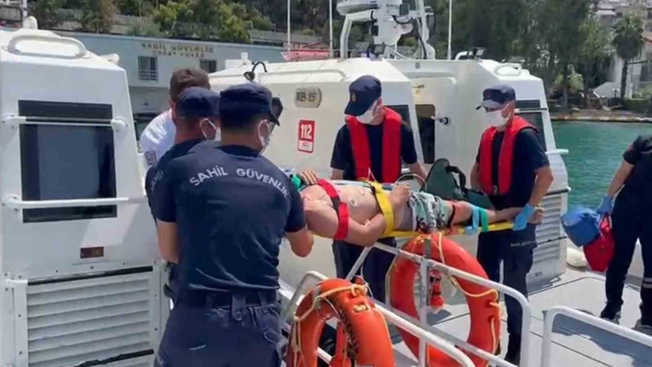 Muğla’nın Fethiye ilçesinde gezi teknesi ile tura çıkan vatandaş, teknenin