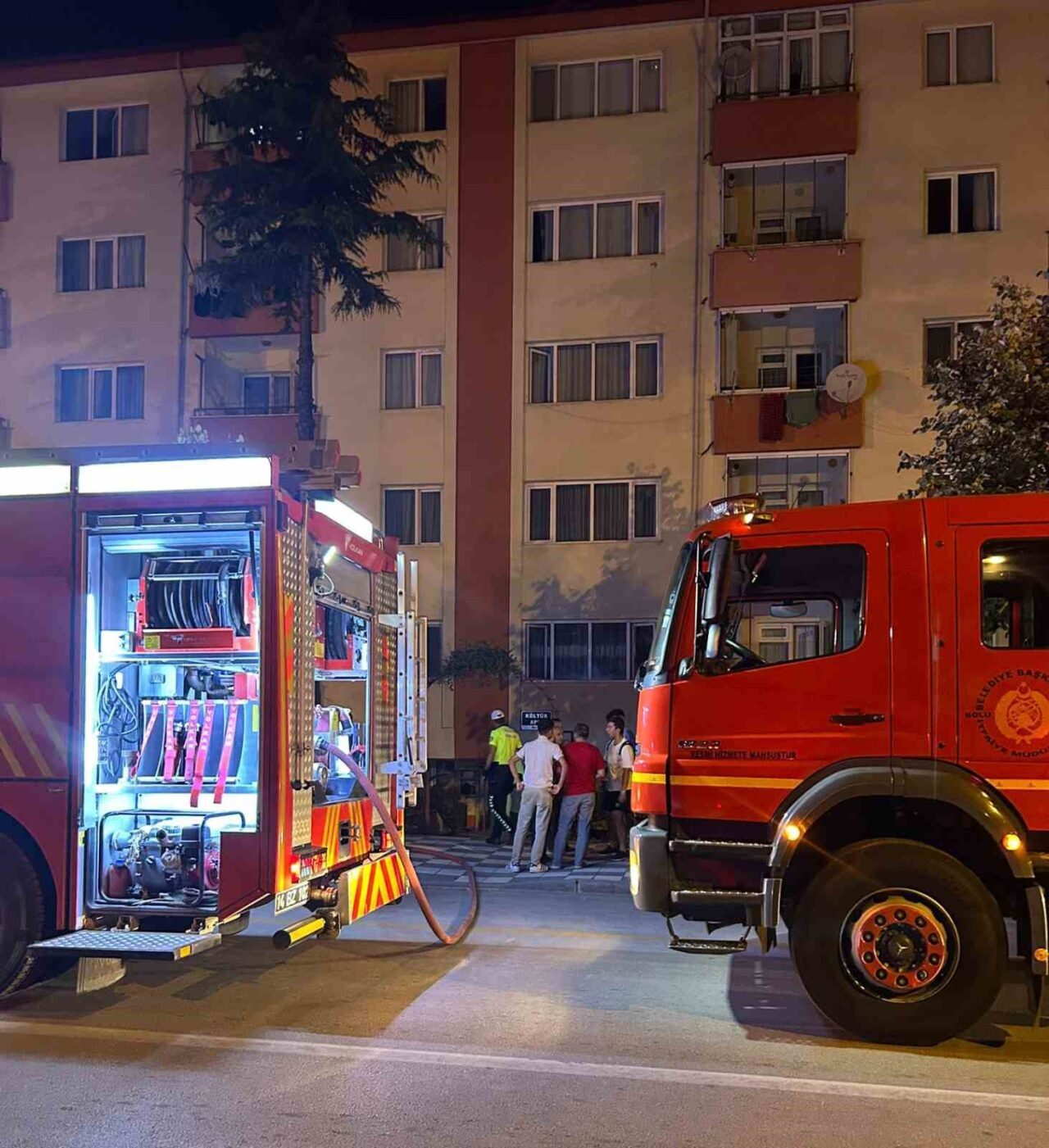 Bolu’da 5 katlı apartmanın 3. katında çıkan yangın korkuttu. Yangında