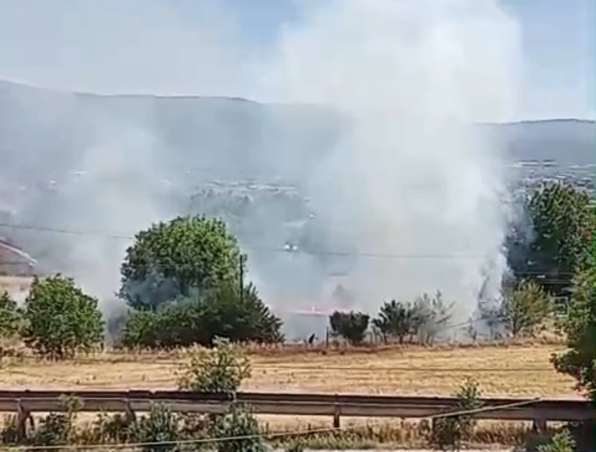 Bolu’nun Salıbeyler Mahallesi’nde kuru otların bulunduğu alanda anız yangını çıktı.