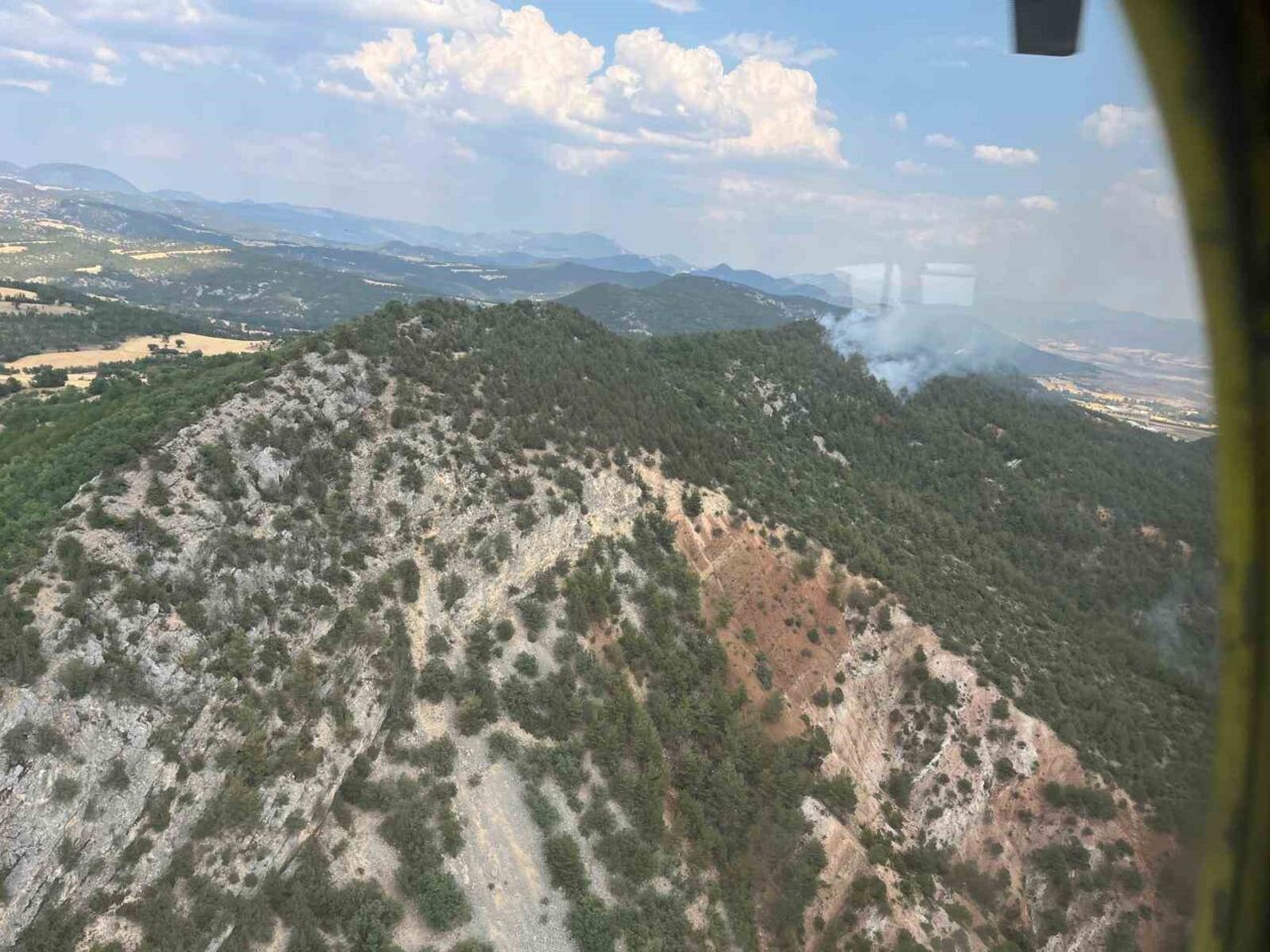 Bolu’nun Göynük ilçesinde ormanlık alanda çıkan yangın, 3 helikopterle havadan,