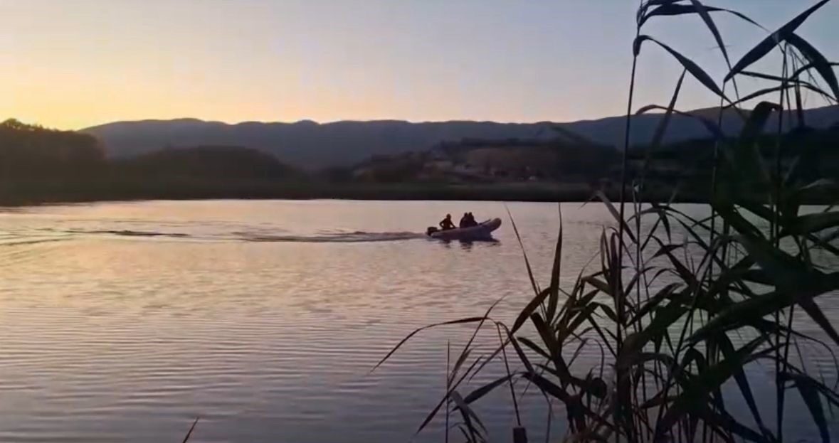 Bolu’nun Mudurnu ilçesine bağlı Taşkesti beldesinde Karamurat Gölü’nde kayıkla gezdiği
