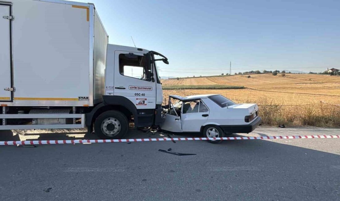 Bolu’da köy yolunda Fiat Tofaş marka otomobil ile kamyonun çarpışması