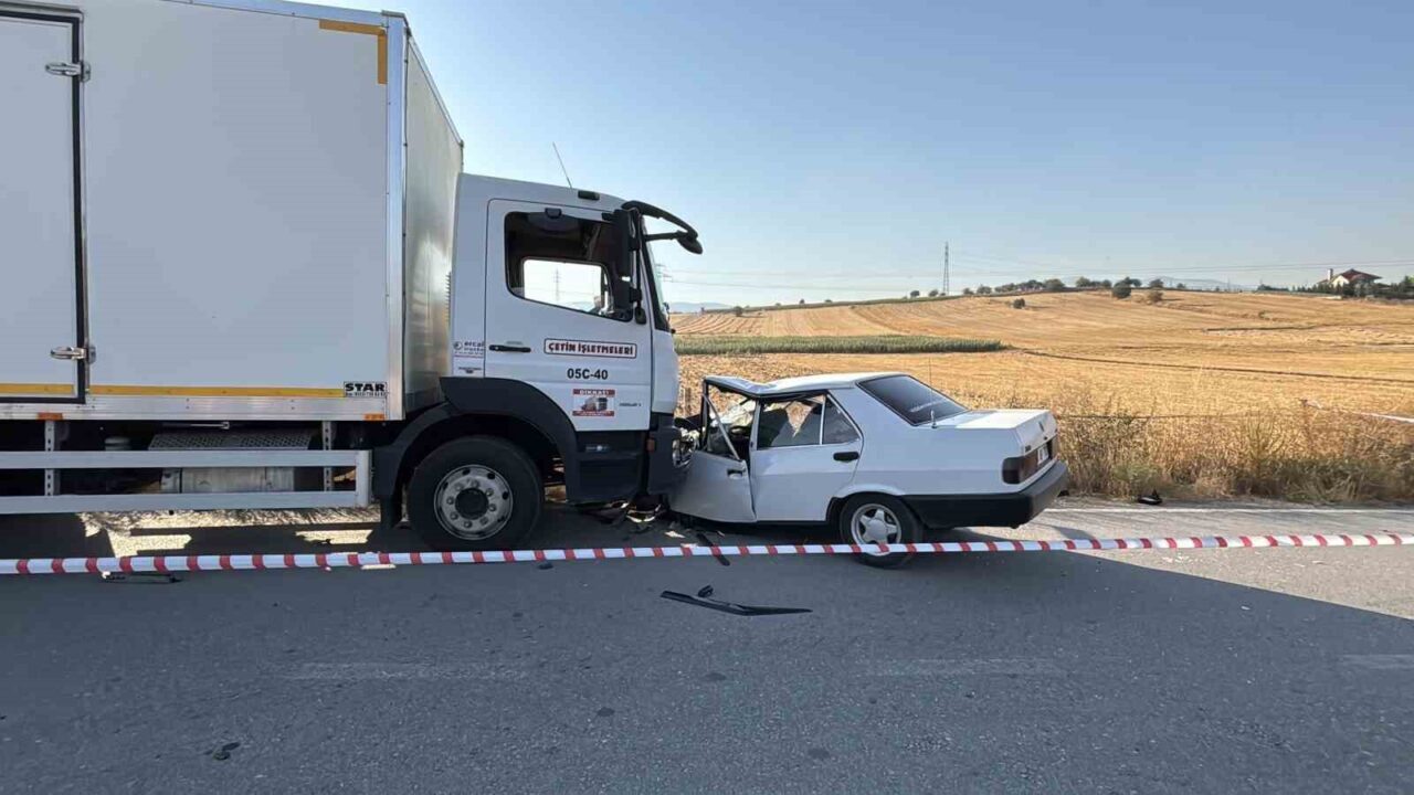 Bolu’da köy yolunda Fiat Tofaş marka otomobil ile kamyonun çarpışması