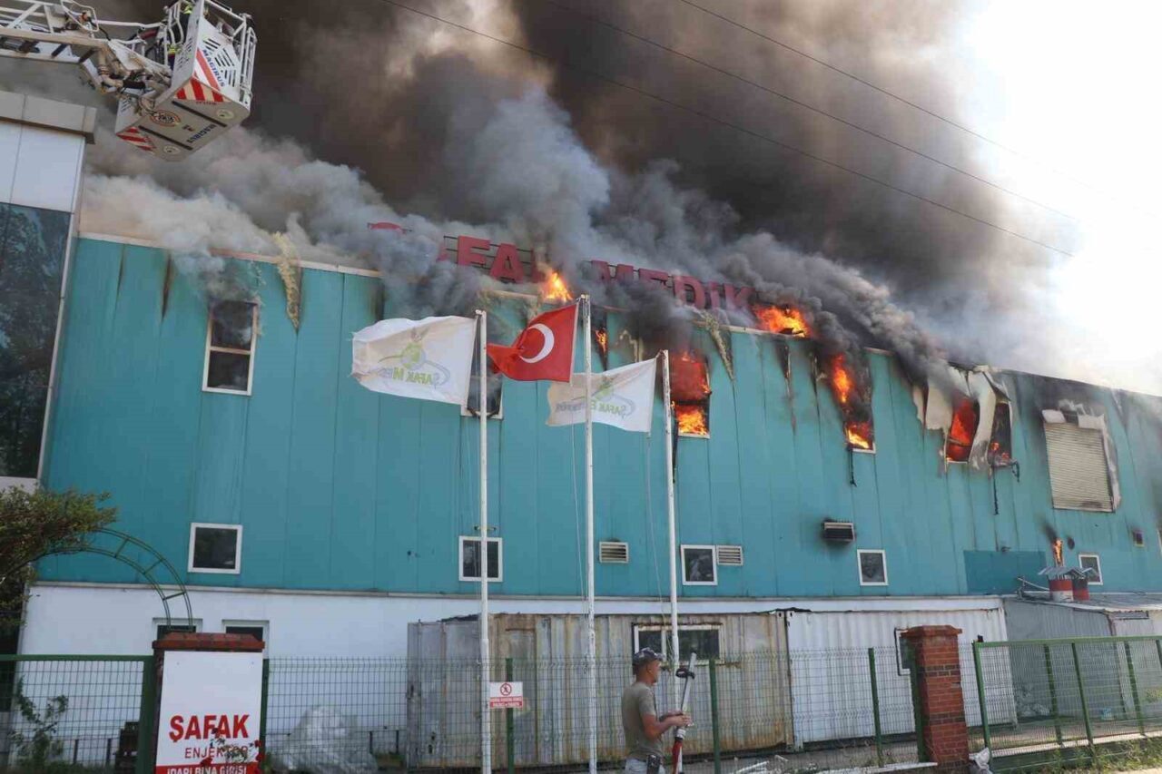 Bolu’da medikal ürünler üreten bir fabrikada yangın çıktı. İhbar üzerine